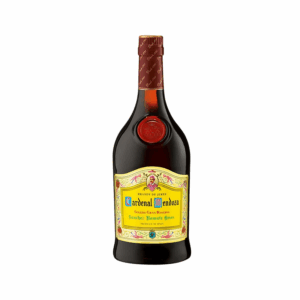 Botella de brandy Cardenal Mendoza Solera Gran Reserva sobre fondo elegante