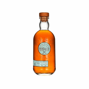 Botella de whiskey Roe & Co Irish Whiskey sobre fondo neutro – Venta online en Barcelona Wines Online