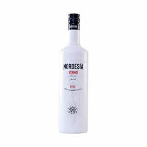 Botella de Nordesia Vermú Roxo gallego con base de vino mencía