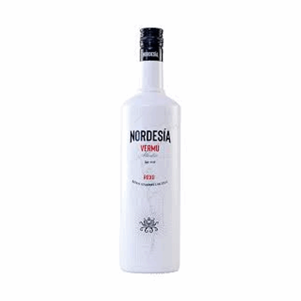 Botella de Nordesia Vermú Roxo gallego con base de vino mencía