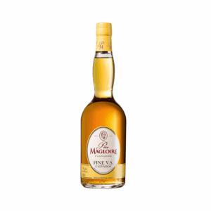 Botella de Calvados Pere Magloire Fine sobre fons blanc – destil·lat de poma francès disponible a Barcelona Wines Online